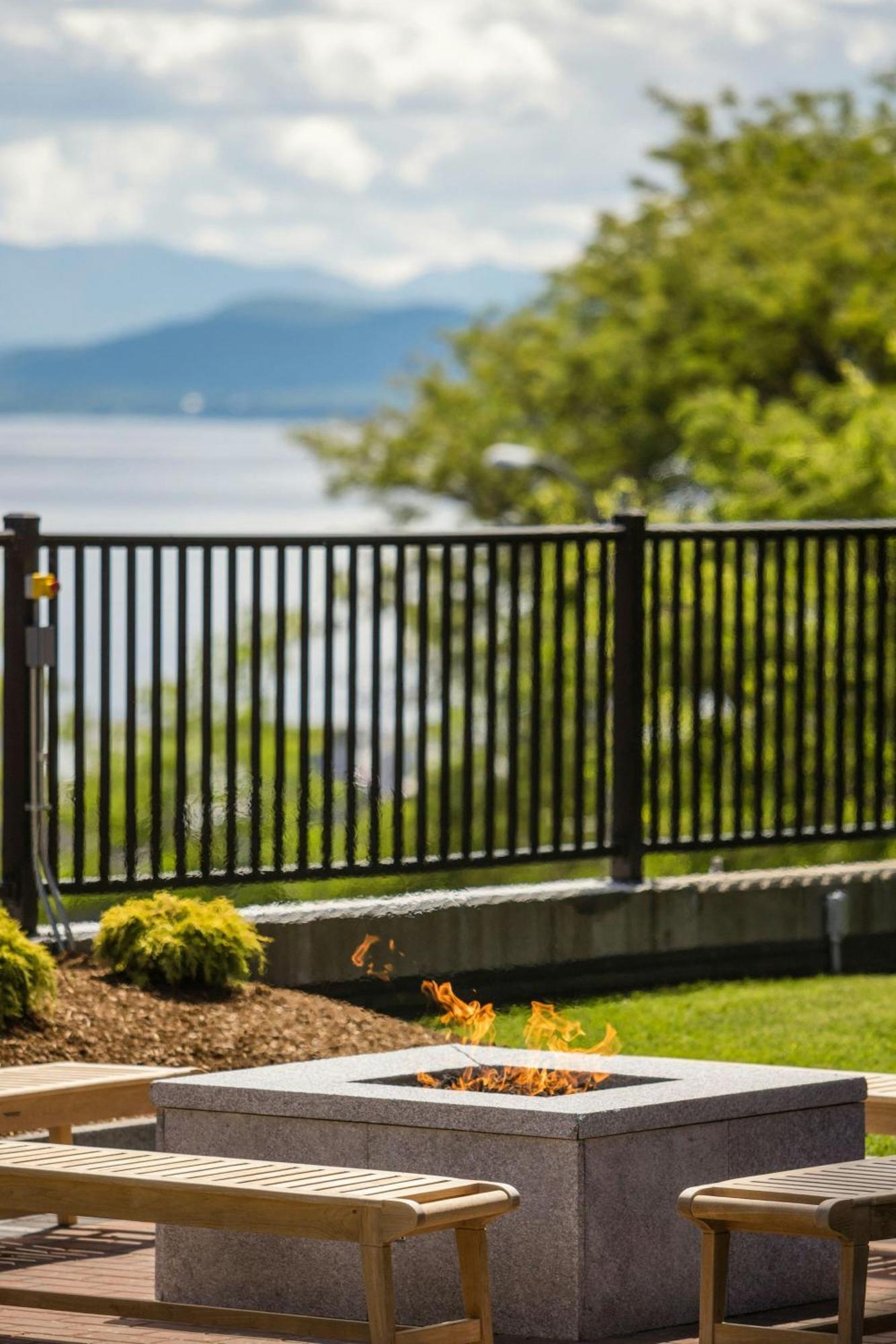 Hotel Courtyard Burlington Harbor Exterior foto